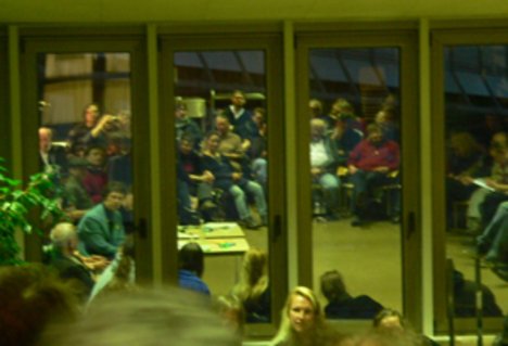 Offene Versammlung Auf Einladung der Fraktion DIE LINKE trafen sich BürgerInnen im Rathaus und diskutierten über Formen des Widerstands gegen die Kürzungen der Stadtverwaltung.