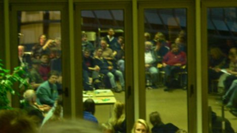 Offene Versammlung Auf Einladung der Fraktion DIE LINKE trafen sich BürgerInnen im Rathaus und diskutierten über Formen des Widerstands gegen die Kürzungen der Stadtverwaltung.