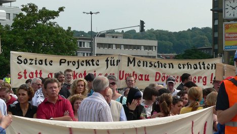 Transparente gegen den geplanten Döppersberg-Umbau.