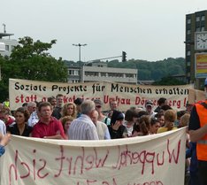Transparente gegen den geplanten Döppersberg-Umbau. Transparente gegen den geplanten Döppersberg-Umbau.
