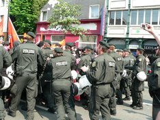 PolizeibeamtInnen hindern die DemonstrationsteilnehmerInnen am Weitergehen