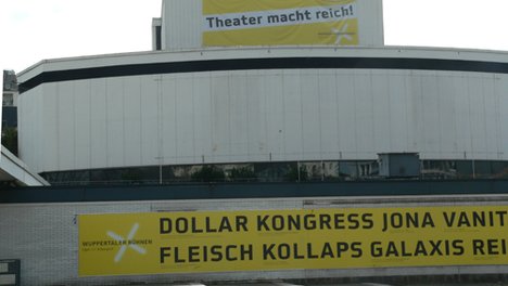 Foto des Schauspielhauses Wuppertal mit Transparent: "Theater macht reich"