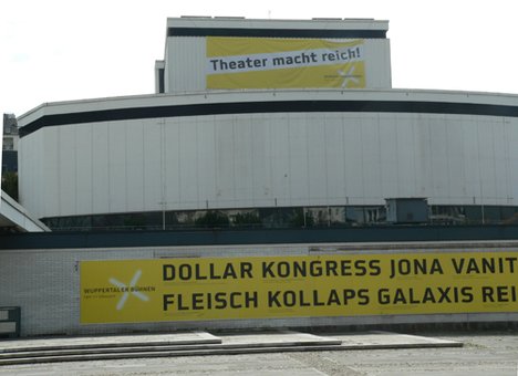 Foto des Schauspielhauses Wuppertal mit Transparent: "Theater macht reich"