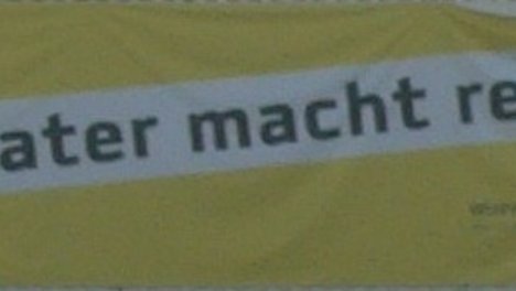 Transparent am Schauspielhaus mit der Aufschrift "Theater macht reich" Transparent am Schauspielhaus mit der Aufschrift "Theater macht reich"