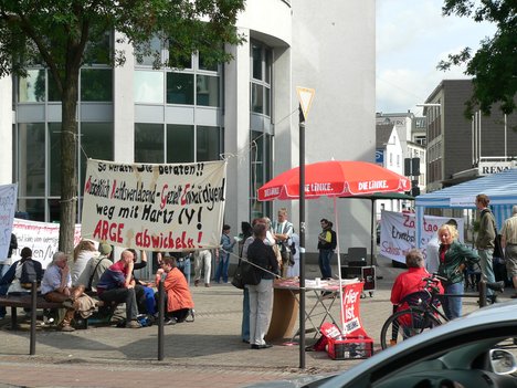 Zahltag vor der ARGE Wuppertal