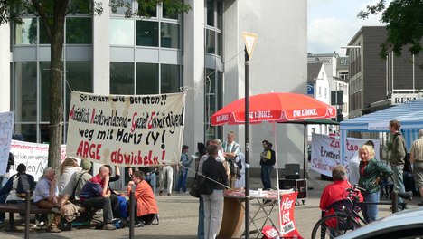 Zahltag vor der ARGE Wuppertal Zahltag vor der ARGE Wuppertal