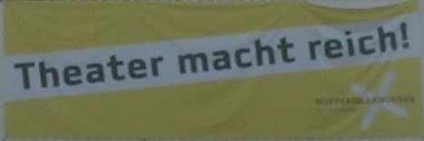 Transparent am Schauspielhaus mit der Aufschrift "Theater macht reich" Transparent am Schauspielhaus mit der Aufschrift "Theater macht reich"